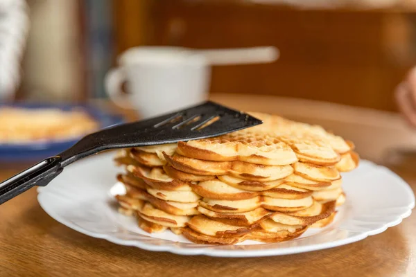 Ein Selektiver Fokus Auf Frisch Gebackene Waffeln Und Ein Küchenwerkzeug — Stockfoto