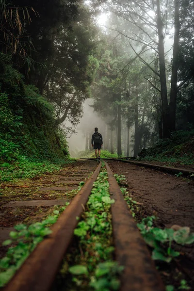 Ένα Κάθετο Πλάνο Ενός Ατόμου Που Περπατούσε Παλιές Γραμμές Τρένου — Φωτογραφία Αρχείου