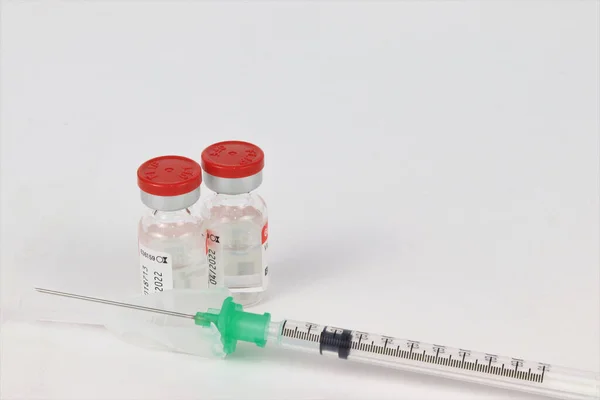 Een Shot Van Twee Vaccins Een Spuit Een Tafel — Stockfoto