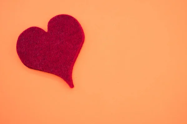 Fotokopi Için Turuncu Arkaplanda Kırmızı Bir Kalbin Üst Görüntüsü — Stok fotoğraf