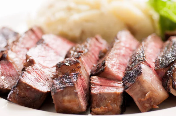 Bife Costela Vaca Rara Fatiado Com Salada César Purê Batata — Fotografia de Stock