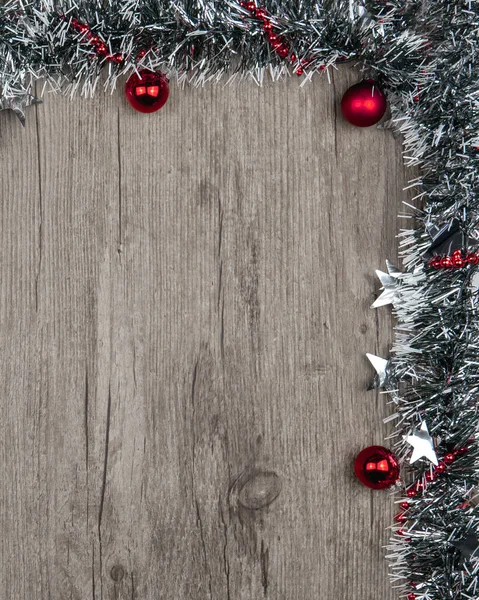 Вертикальний Знімок Різдвяного Фону Прикрасами Дерев Яній Поверхні Копіювальним Простором — стокове фото