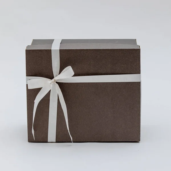 礼品盒上有弓的垂直截图 — 图库照片
