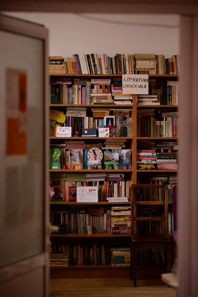 Sinal Com Literatura Mundial Anexado Prateleira Biblioteca Cheia Livros Uma — Fotografia de Stock