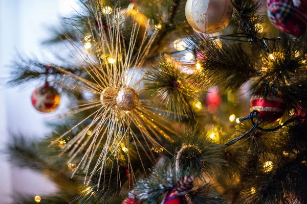 Primer Plano Árbol Navidad Adornos Dorados Brillantes Hermosa Imagen Vacaciones — Foto de Stock