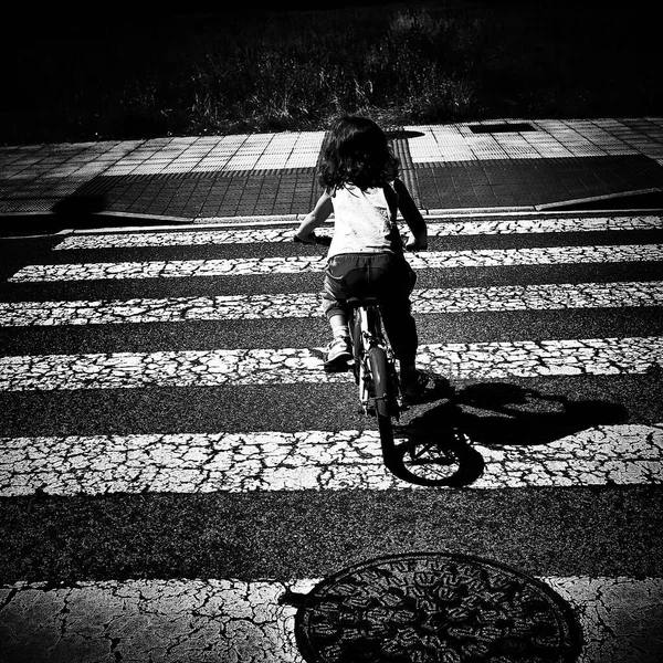 Ένα Γκρι Πλάνο Ενός Κοριτσιού Ποδήλατο Στον Κήπο — Φωτογραφία Αρχείου