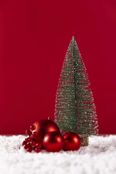 赤い背景にクリスマスの装飾のクローズアップショット — ストック写真