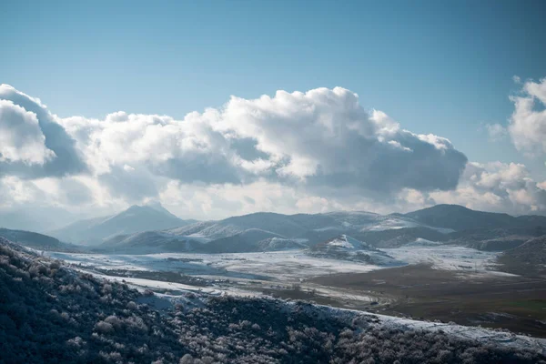 Eine Atemberaubende Landschaft Mit Hohen Bergen Die Den Himmel Ragen — Stockfoto