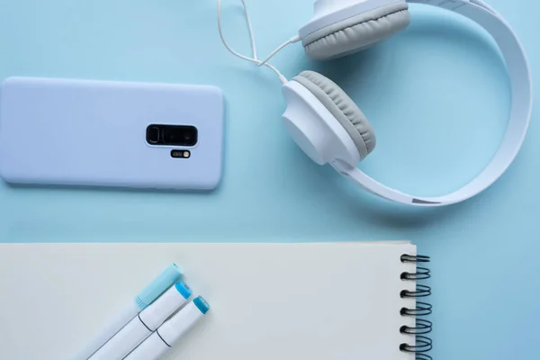 High Angle Shot Pens Journal Smartphone Headphones Blue Background — Stock Photo, Image