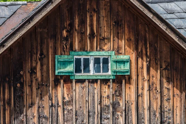 Zielone Okno Drewnianej Alpejskiej Chacie — Zdjęcie stockowe