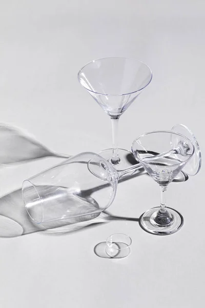 Una Toma Vertical Conjunto Vasos Para Bebidas Alcohólicas Con Sombras — Foto de Stock