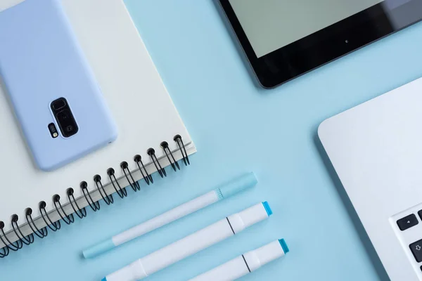 Una Toma Ángulo Alto Teléfono Inteligente Diario Bolígrafos Tabletas Computadoras — Foto de Stock