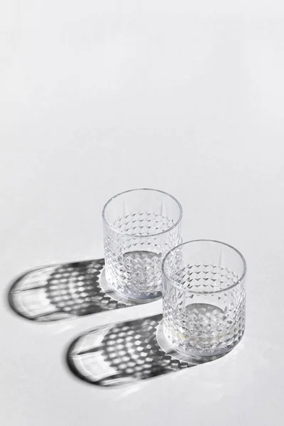 影を持つウイスキーグラスの垂直ショット — ストック写真