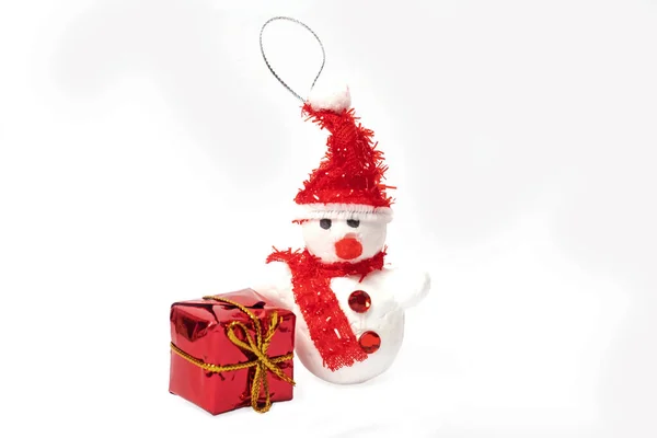 Een Vakantie Ornament Een Sneeuwpop Met Een Rode Geschenkdoos Witte — Stockfoto
