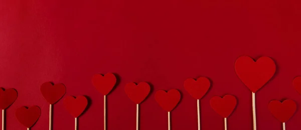 Красивый Вертикальный Снимок Красных Бумажных Сердец Красном Фоне Концепция Валентина — стоковое фото