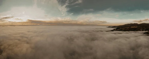 Eine Schöne Aufnahme Von Buntem Wolkenhimmel Bei Sonnenaufgang — Stockfoto