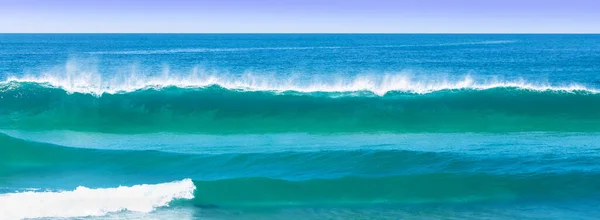 ブラジルの岩場の海岸を破壊する泡の波の接近ショット — ストック写真