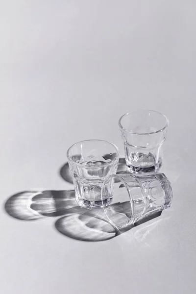 Eine Vertikale Komposition Von Gläsern Mit Schatten Auf Weißem Hintergrund — Stockfoto