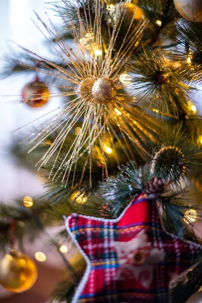 Disparo Vertical Árbol Navidad Adorno Dorado Brillante Hermosa Imagen Vacaciones — Foto de Stock