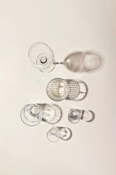 Vista Superior Juego Vasos Para Bebidas Alcohólicas Con Sombras Sobre — Foto de Stock
