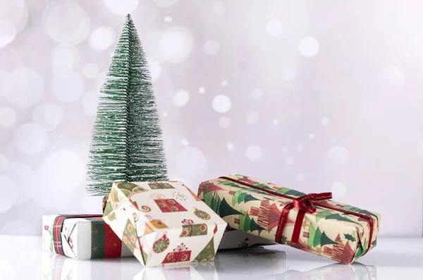 Eine Schöne Aufnahme Von Geschenkboxen Mit Einem Weihnachtsbaum — Stockfoto