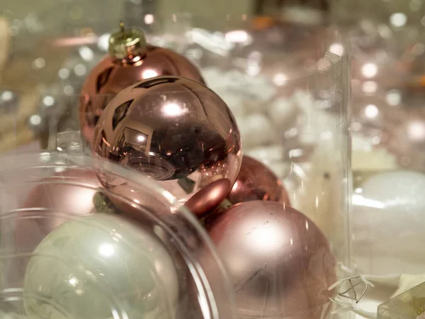 Een Selectieve Focus Shot Van Glanzende Kerstboom Ballen — Stockfoto
