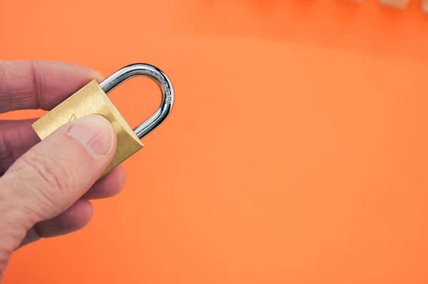 오렌지 자물쇠를 사람의 클로즈업 — 스톡 사진