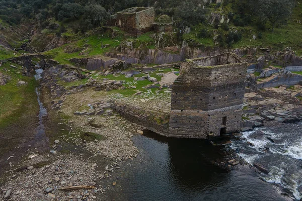Una Torre Molino Otras Ruinas Antiguas Orilla Del Río Alagón —  Fotos de Stock