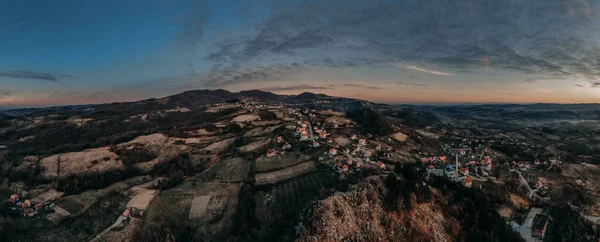 Une Vue Panoramique Des Zones Résidentielles Sur Les Collines Pittoresques — Photo