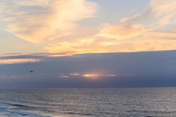 Een Prachtig Uitzicht Rustige Zee Onder Adembenemende Lucht — Stockfoto