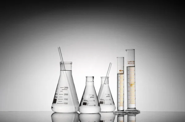 Närbild Genomskinliga Laboratorieflaskor Bägare Och Rör — Stockfoto