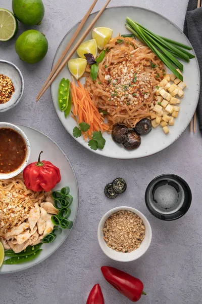 샐러드 부스러기가 맛있는 국수를 수직으로 번치는 — 스톡 사진