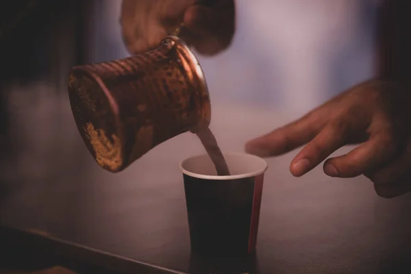 Primer Plano Macho Derramando Café Turco Una Taza — Foto de Stock