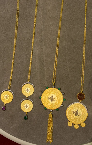 Вертикальный Снимок Золотых Ожерелий Коричневом Фоне — стоковое фото