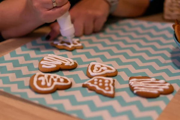 Tiro Focu Seletivo Alguém Que Decora Biscoitos Gengibre Natal — Fotografia de Stock