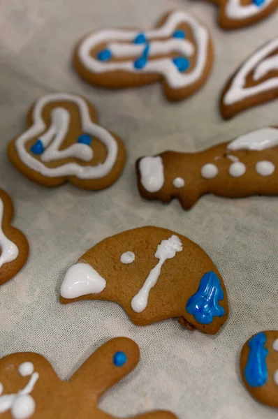 Eine Vertikale Aufnahme Von Niedlich Dekorierten Weihnachtslebkuchen — Stockfoto