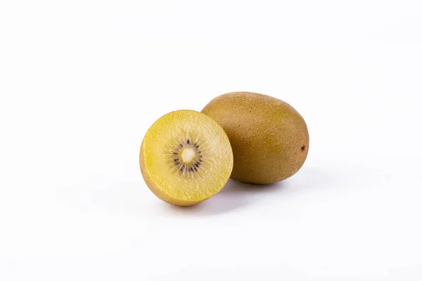 Närbild Bild Skivad Gyllene Kiwi Isolerad Vit Bakgrund — Stockfoto