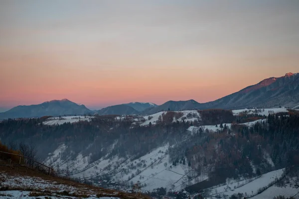 Fascinante Plano Los Paisajes Naturales Cubiertos Nieve Frío Día Invierno —  Fotos de Stock