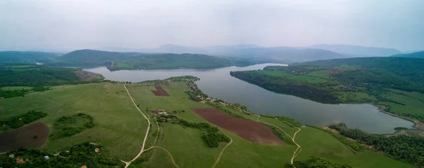 Tiro Panorâmico Das Paisagens Verdes Campos Rio Sob Céu Nublado — Fotografia de Stock