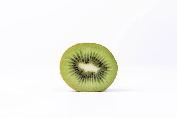 Closeup Kiwis Verde Copt Izolat Fundal Alb — Fotografie, imagine de stoc