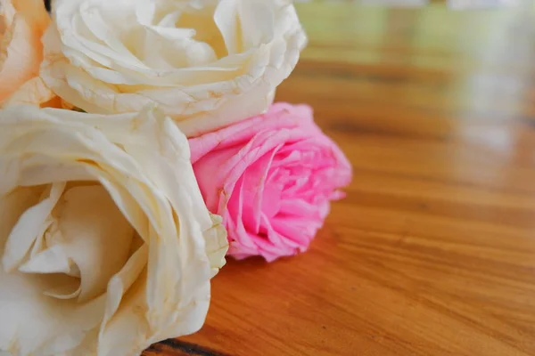 Plan Fleurs Vives Colorées Sur Une Table Bois — Photo