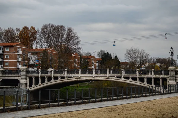 Piękne Ujęcie Betonowego Mostu Łączącego Domy Drogami — Zdjęcie stockowe