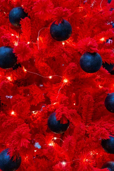 Primer Plano Vertical Hermoso Árbol Navidad Rojo Decorado Con Adornos —  Fotos de Stock