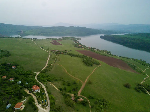 Een Luchtfoto Van Groene Landschappen Velden Een Rivier Onder Bewolkte — Stockfoto