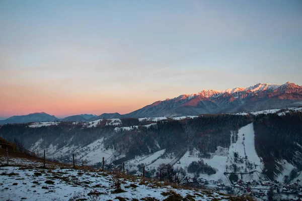 Okouzlující Záběr Přírodní Krajiny Pokryté Sněhem Chladném Zimním Dni — Stock fotografie
