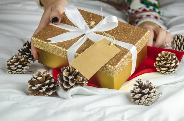 Ein Schöner Blick Auf Eine Gelbe Schachtel Mit Einem Goldenen — Stockfoto