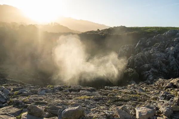 Вид Туману Скелястому Пейзажі Під Час Заходу Сонця — стокове фото