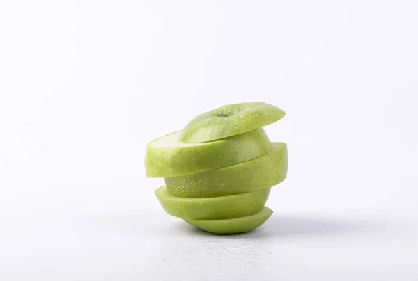 Gros Plan Pommes Vertes Fraîches Tranchées Isolées Sur Fond Blanc — Photo