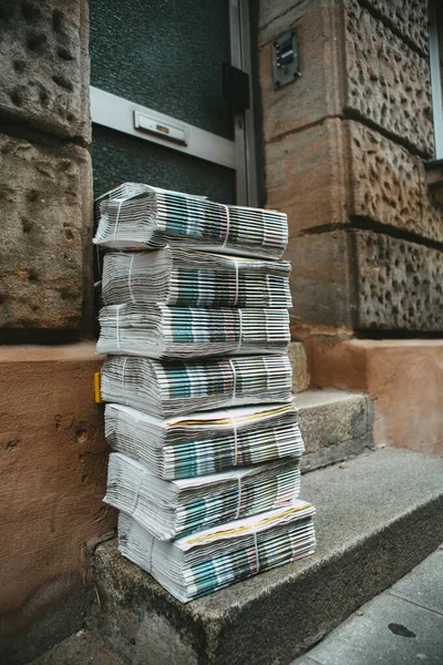 Ein Stapel Zeitungen Auf Der Treppe Bereit Zur Verteilung — Stockfoto