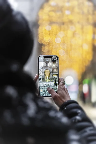 Ein Vertikales Foto Eines Jungen Mannes Der Winter Mit Seinem — Stockfoto